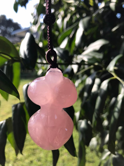 Goddess crystal pendant – Rose quartz