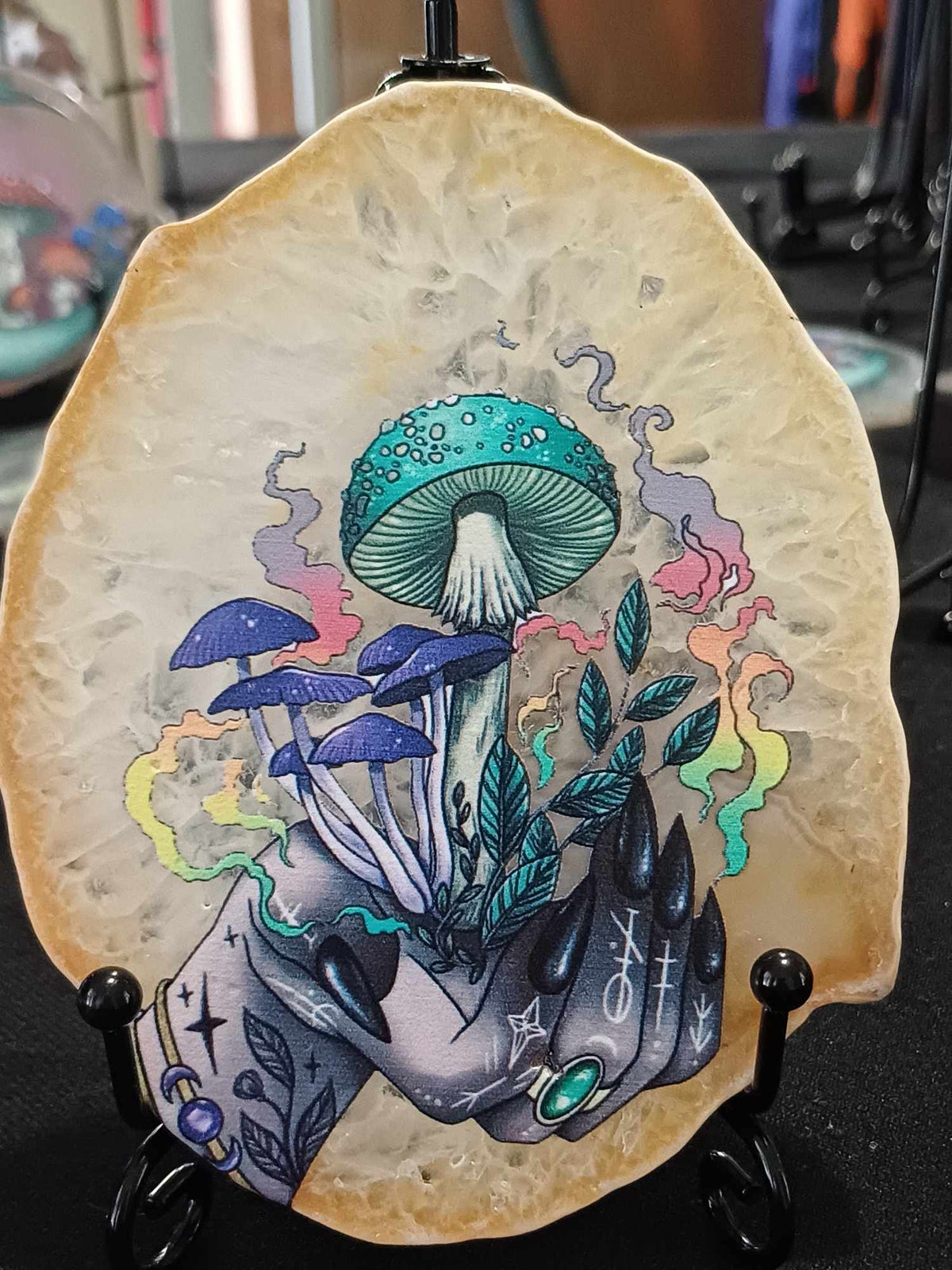 Painted agate slice – Off-white with hand